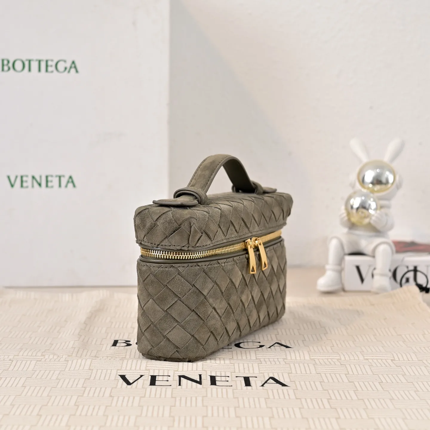 Batch 1360 #BV new Vanity Case suede cosmetic bag 🎈 is a super practical and stylish box cosmetic bag [Fireworks], using the brand's most classic cowhide weaving, with two-way zipper opening and closing, the overall style is retro and elegant, the top handle can be adjusted at will, the hand-held elegant temperament, cross-body casual and casual, unlocking various concave shape scenes 🎬 Model: 9109 Size: 22x12.5x5